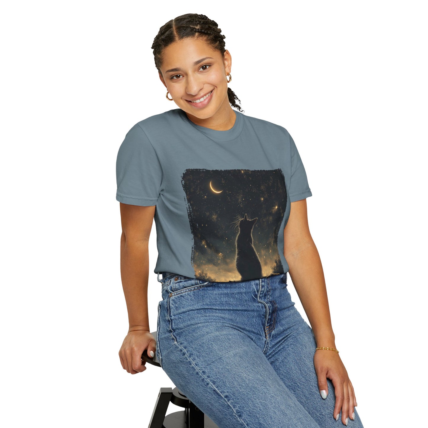 Cat under the starlit sky T-shirt