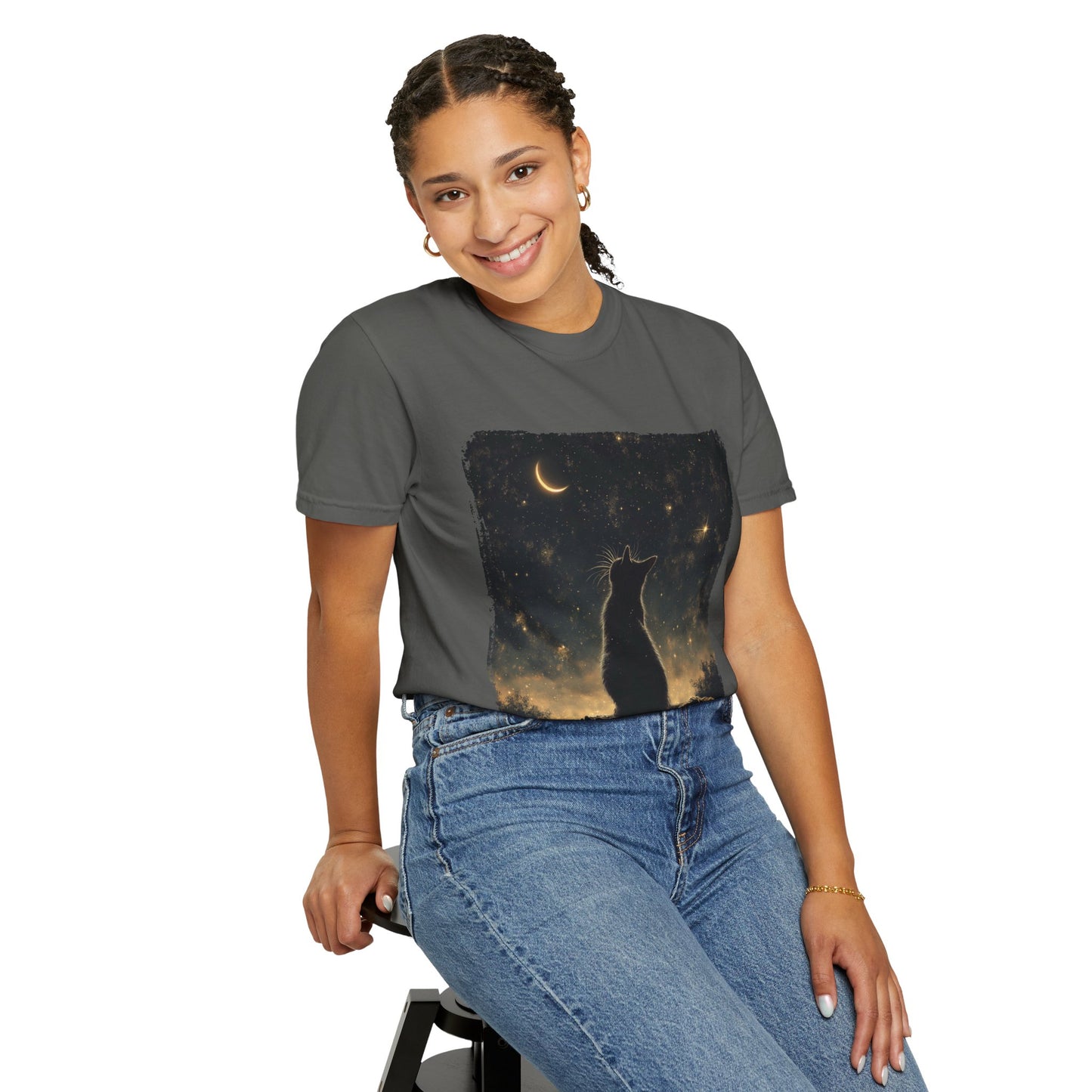 Cat under the starlit sky T-shirt