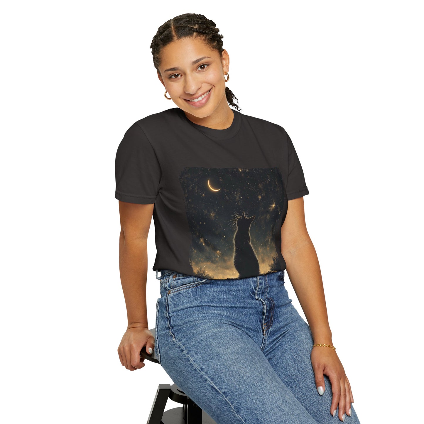 Cat under the starlit sky T-shirt